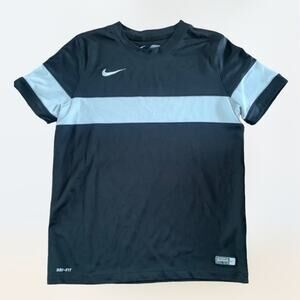 Nike dri-fit tee size L